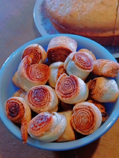 Una foto de Rollos de canela con tapa para tarta hojaldre