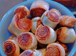 Una foto de Rollos de canela con tapa para tarta hojaldre