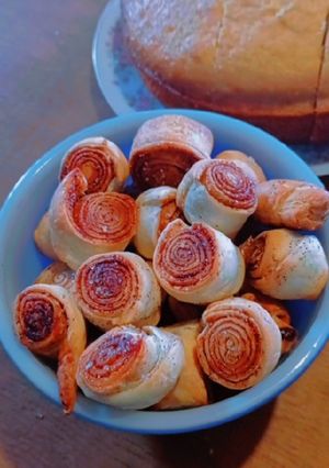 Una foto de Rollos de canela con tapa para tarta hojaldre
