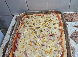 Una foto de Pizza mega crocante con queso mozzarella y paleta,aceitunas