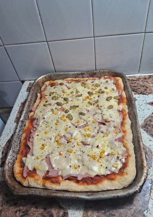 Una foto de Pizza mega crocante con queso mozzarella y paleta,aceitunas