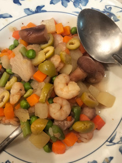 Una foto de Ensaladilla con champiñones, boletus y gambas