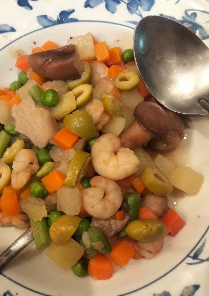 Una foto de Ensaladilla con champiñones, boletus y gambas