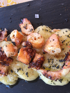 Una foto de Pulpo 🐙 a la barbacoa sobre puré de patata 🥔