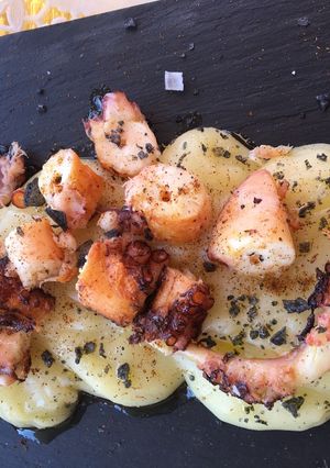 Foto principal de Pulpo 🐙 a la barbacoa sobre puré de patata 🥔