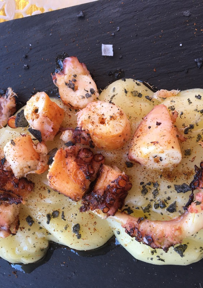 Una foto de Pulpo 🐙 a la barbacoa sobre puré de patata 🥔
