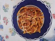Una foto di pasta piselli e pancetta