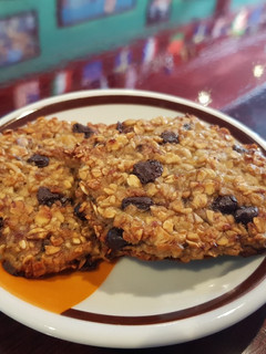Una foto de Galletas blandas de plátano, avena y chocolate