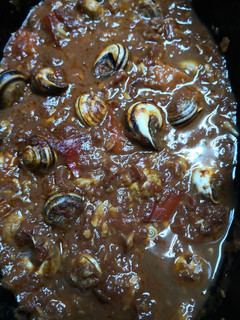 Una foto de Caracoles con tomate y pimiento