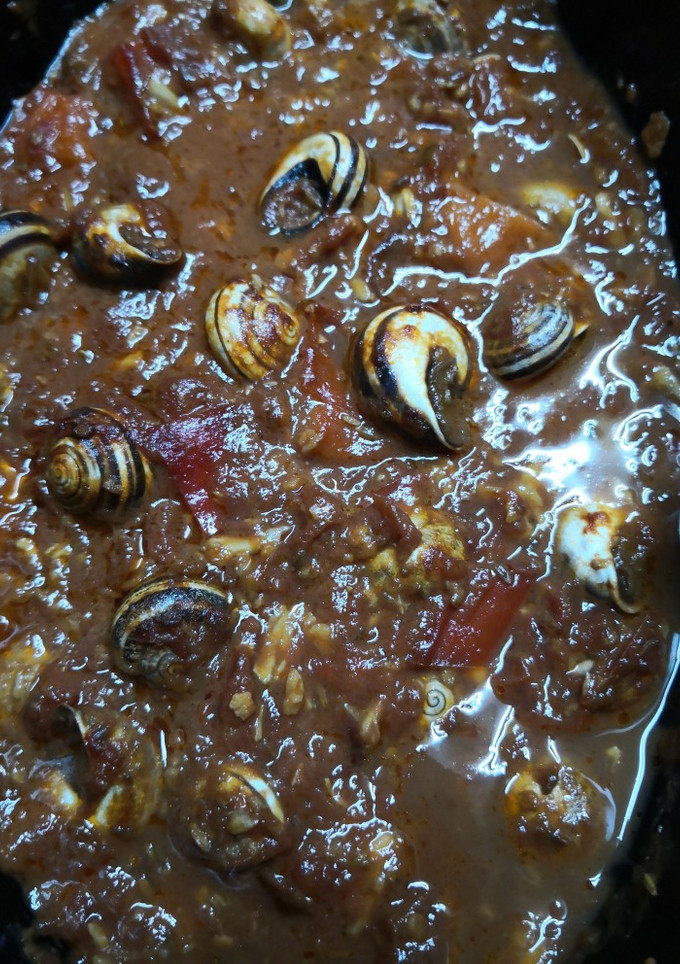 Una foto de Caracoles con tomate y pimiento