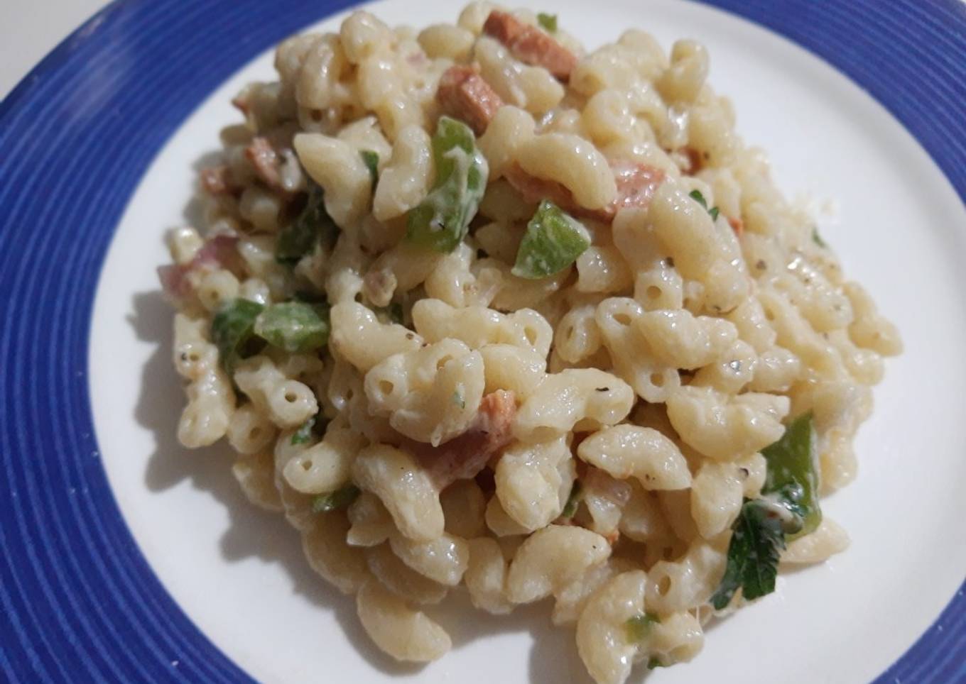 Coditos con salsa César, chorizo y queso