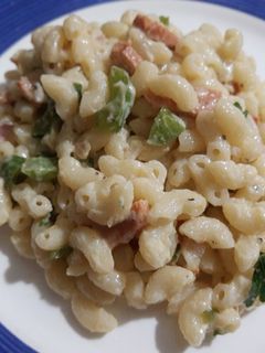 Una foto de Coditos con salsa César, chorizo y queso