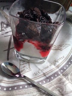 Una foto de Yogur y bizcocho de chocolate con sirope