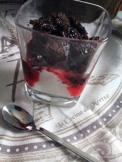 Una foto de Yogur y bizcocho de chocolate con sirope