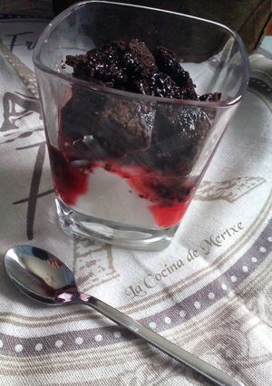 Una foto de Yogur y bizcocho de chocolate con sirope