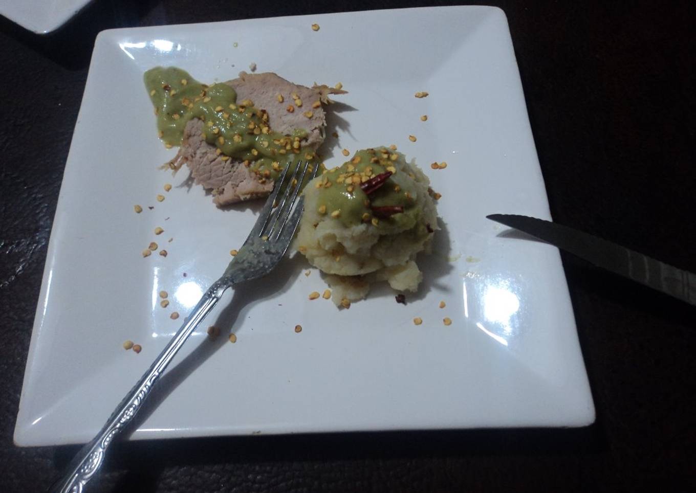 Lomo de cerdo navideño al horno con puré de papas campirano y salsa de aguacate  las Correa