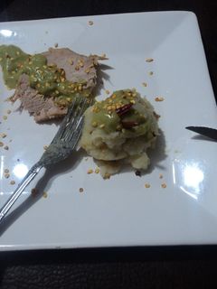 Una foto de Lomo de cerdo navideño al horno con puré de papas campirano y salsa de aguacate las Correa