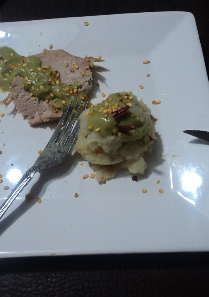 Una foto de Lomo de cerdo navideño al horno con puré de papas campirano y salsa de aguacate  las Correa