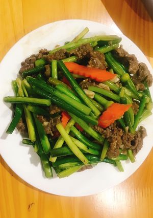 Hình của món Thịt bò xào ngồng tỏi.
