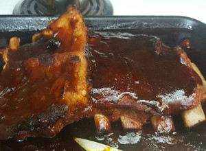 Una foto de Fácil y Rápido Costillar de Cerdo Con Salsa de Barbacoa
