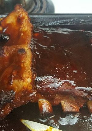 Una foto de Fácil y Rápido Costillar de Cerdo Con Salsa de Barbacoa