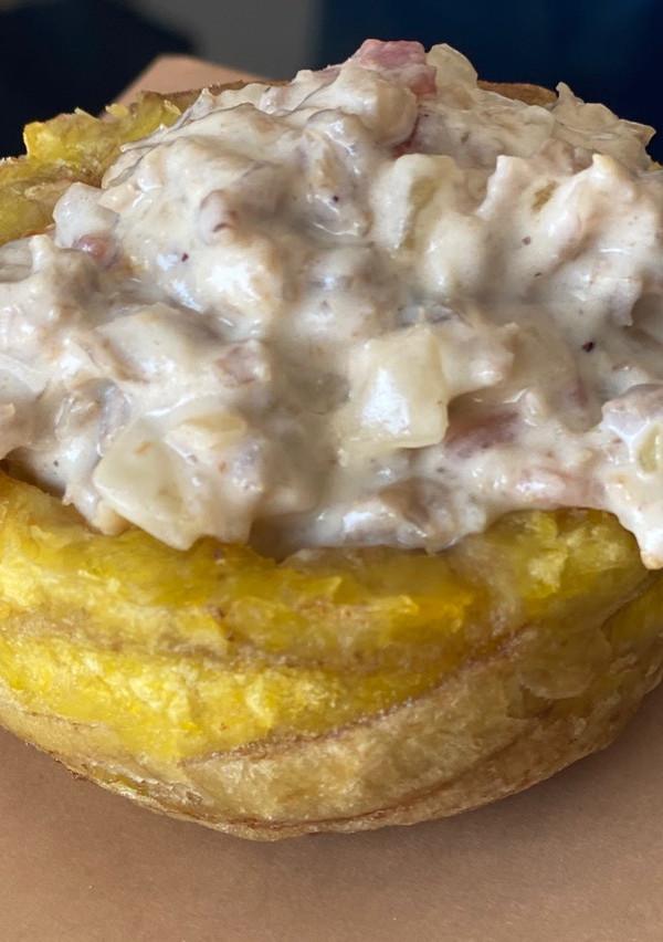 Una foto de Toston de plátano verde relleno con salsa de queso con jamón ibérico