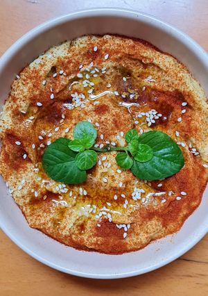 Una foto de Hummus con morrón verde asado en la hornalla 🫑🫕