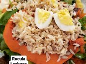 Una foto de ensalada de arroz basmati