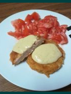 Una foto de Hamburguesa de pollo con salsa de plátano picante