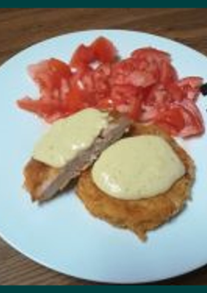 Una foto de Hamburguesa de pollo con salsa de plátano picante