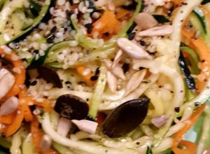Foto di Spaghetti di zucchina e carota arricchita di semi e tahina