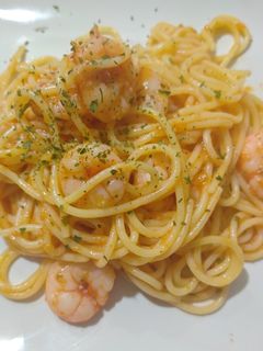 Una foto de Espaguetis con gambas
