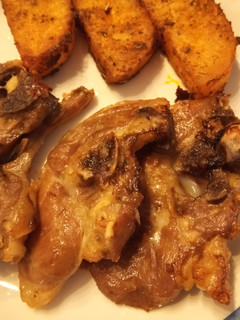Una foto de Chuletillas de Lechal al Horno con Patatas Gajo