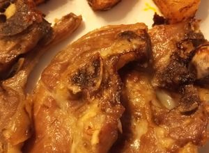 Una foto de Chuletillas de Lechal al Horno con Patatas Gajo