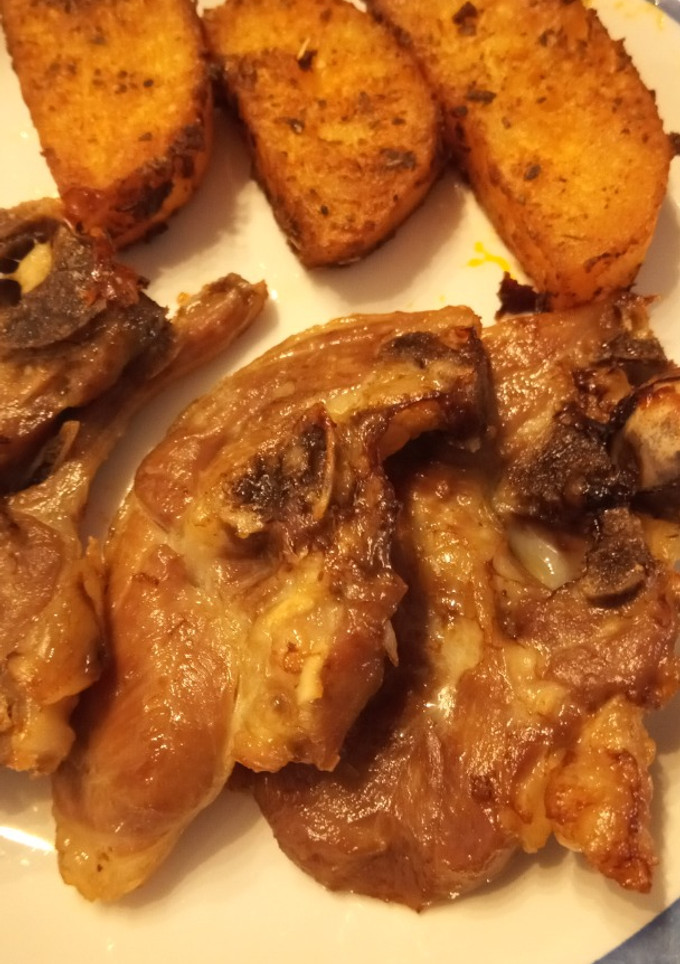 Una foto de Chuletillas de Lechal al Horno con Patatas Gajo