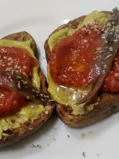 Una foto de Tostada con crema de espárragos y salsa de tomate