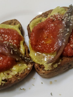 Una foto de Tostada con crema de espárragos y salsa de tomate