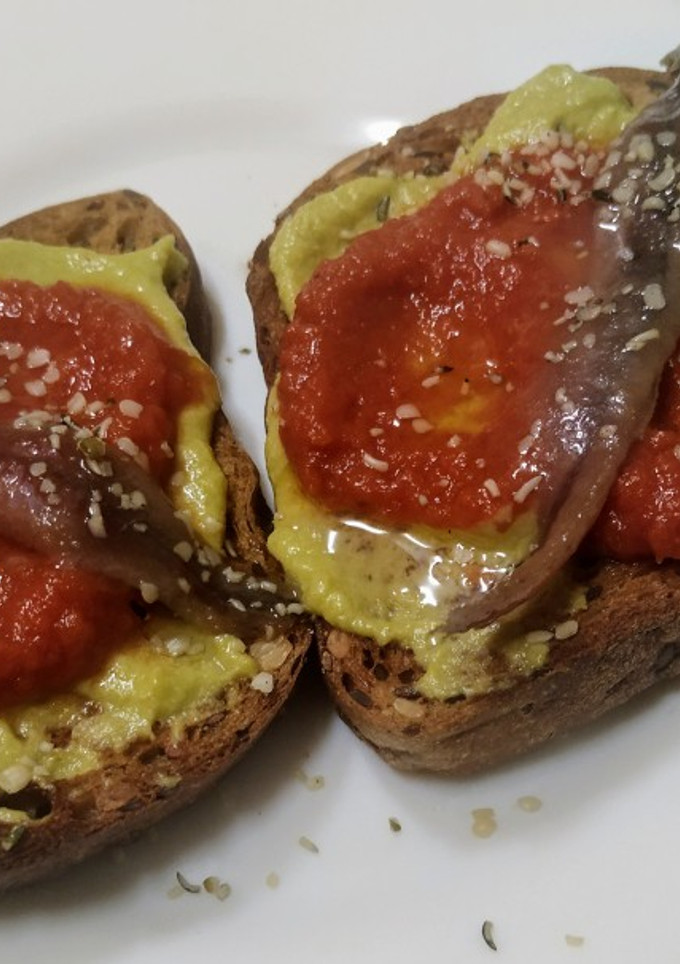 Una foto de Tostada con crema de espárragos y salsa de tomate