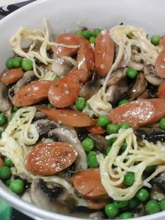 Gombás,zöldborsós spagetti virslivel! Gluténmentesen recept fotója