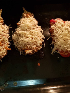 Una foto de Berenjenas y pimientos rellenos