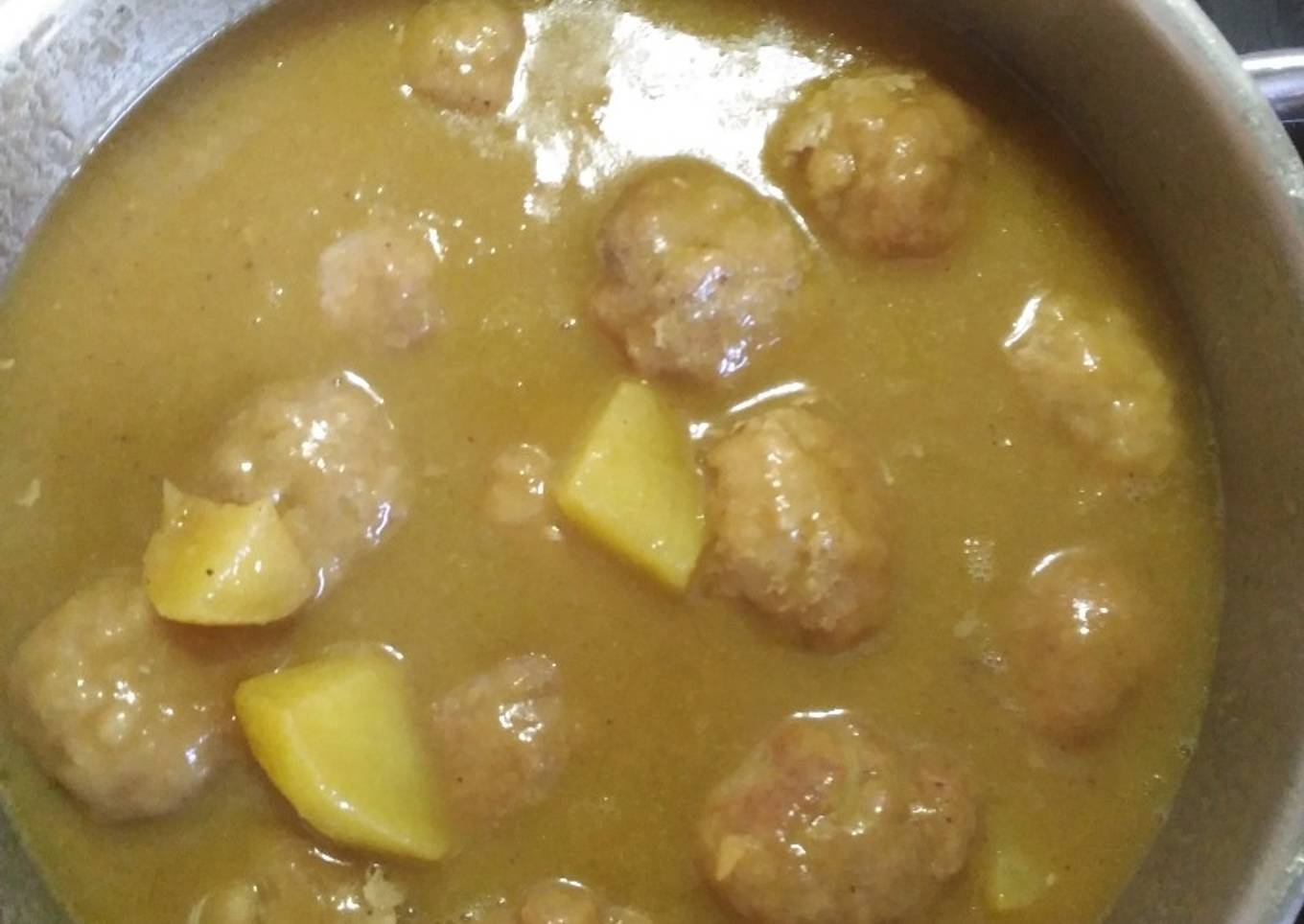 Albóndigas en salsa con patatas