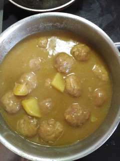Una foto de Albóndigas en salsa con patatas