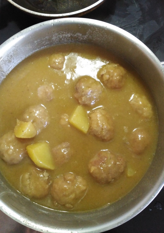 Una foto de Albóndigas en salsa con patatas