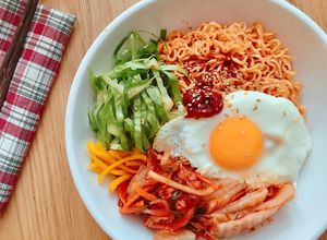Hình của món Mì Gói Trộn Kim Chi Sốt Gochujang.