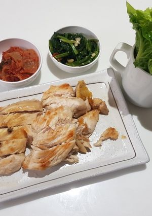 รูปของ อกไก่หมักงาย่าง กับเครื่องเคียงเกาหลี low carb