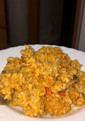 Una foto de Arroz con pollo y champis 🥘