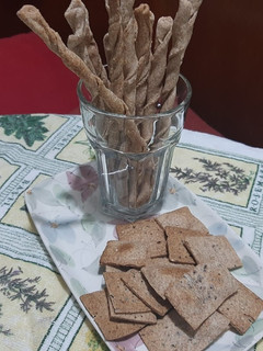 Una foto de Grisines de Queso y Crackers de Semillas