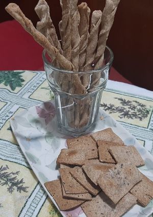 Una foto de Grisines de Queso y Crackers de Semillas