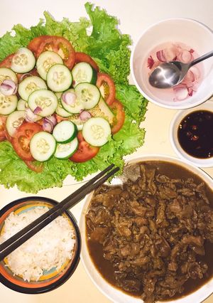 Hình của món Bò sốt takoyaki + rau trộn dấm.