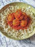 Pasta Konjac con albóndigas con tomate